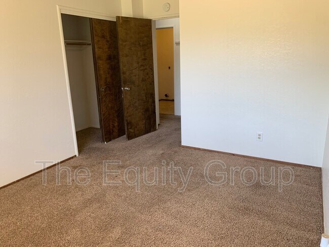 Building Photo - 2532 W Hemlock Ct
