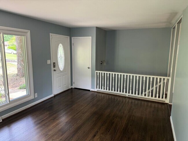 Building Photo - NOW AVAILABLE! RENT READY!!