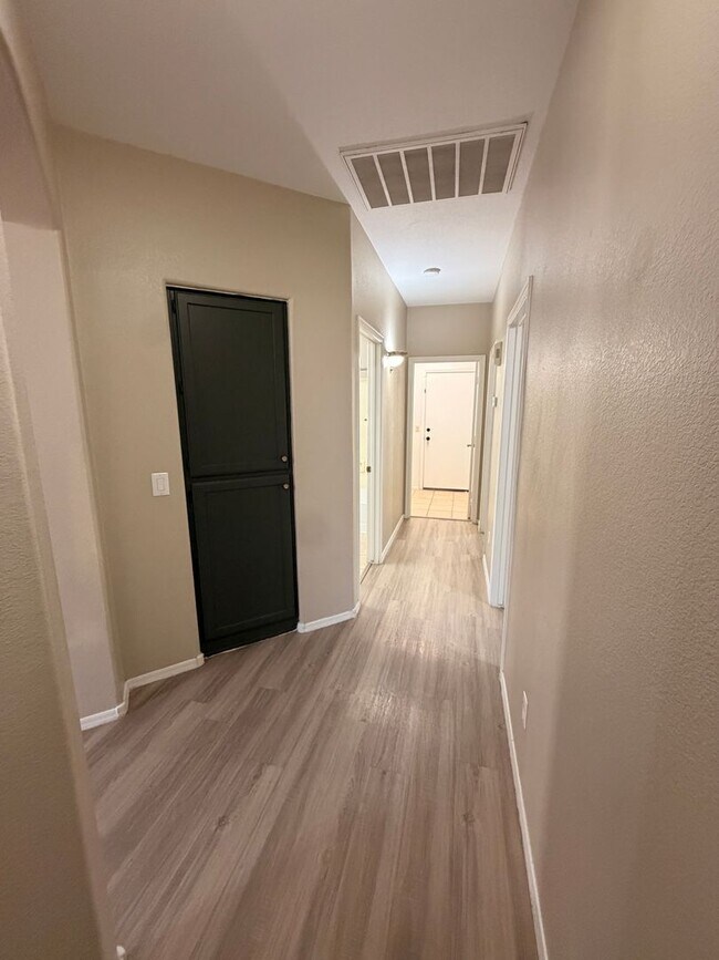 Building Photo - Beautiful 3 Bed / 2 Bath Surprise Home with *NO Carpet*