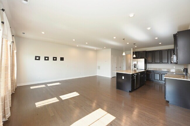 Building Photo - Rent to Own Option - Beautiful, like new 3BR/2.5BA townhouse in Goodlettsville