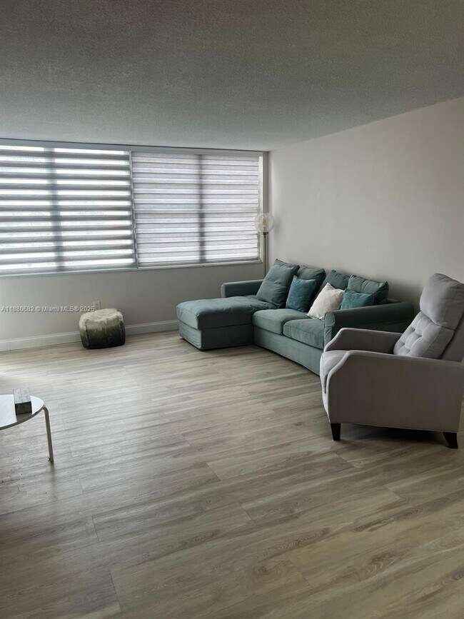 Building Photo - 1351 NE Miami Gardens Dr