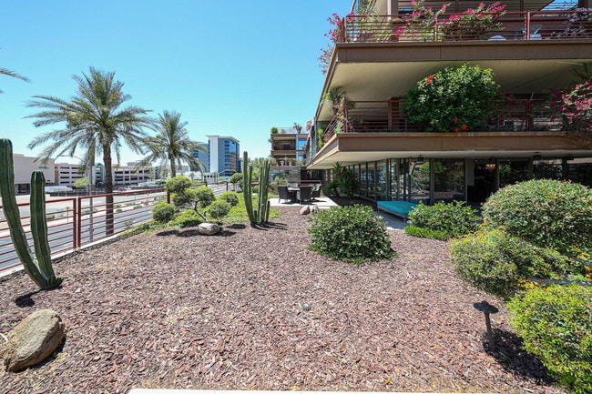 Building Photo - 7157 E Rancho Vista Dr