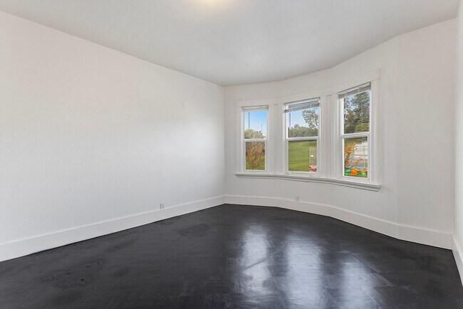 Building Photo - 1735 Foothill Blvd #A - 3 Beds | 1 Bath