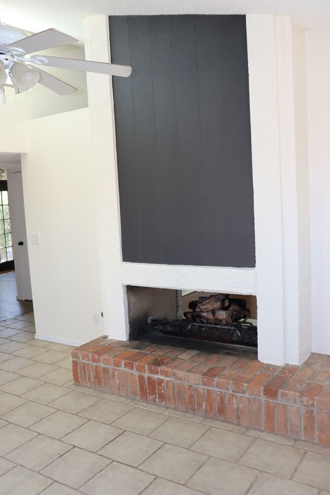 Building Photo - 5 Bedroom, 2 Bathroom