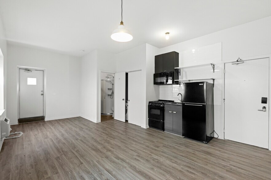Building Photo - 1136 W Wilson Ave
