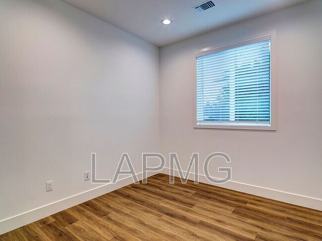 Building Photo - 5600 W 78th