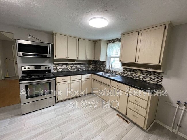 Building Photo - 618 W Harrison St