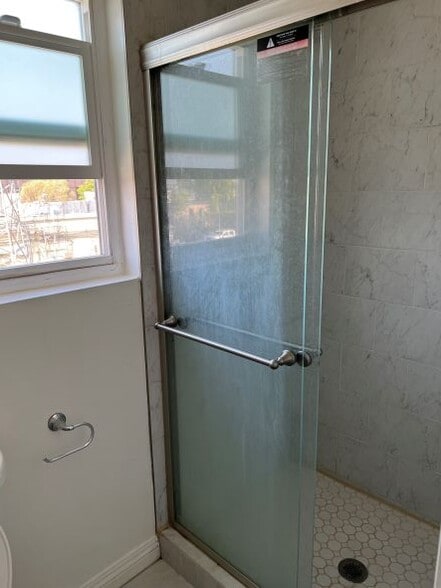 bathroom shower - 1013 Rosedale Ave