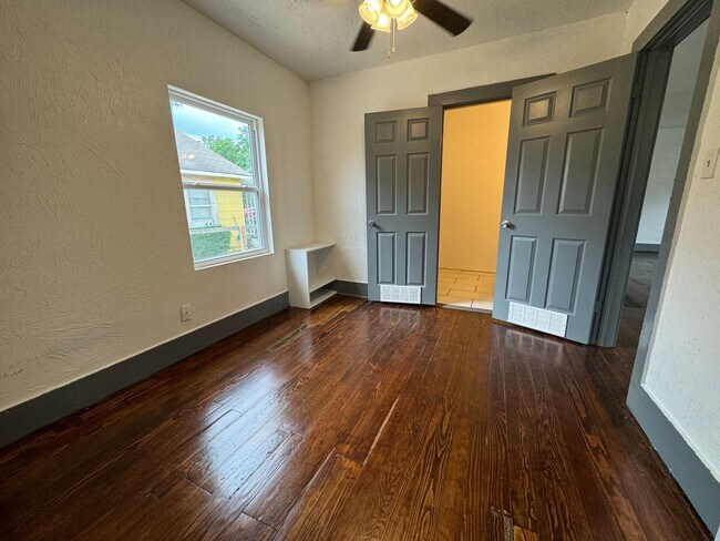 Building Photo - Cute 2 bedroom 2 bathroom home!
