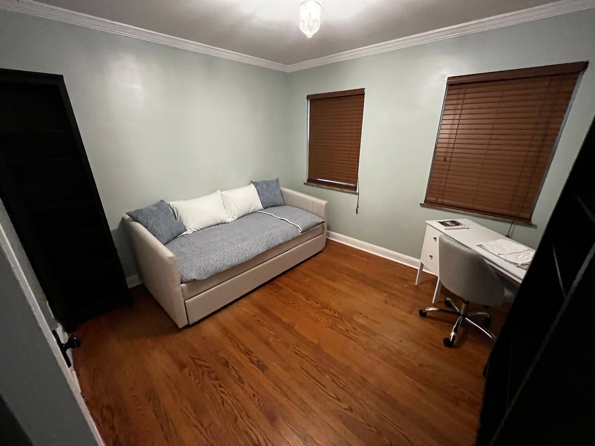 Building Photo - 1838 Oakridge Dr