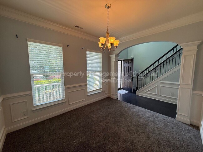 Building Photo - 2211 Talon Dr