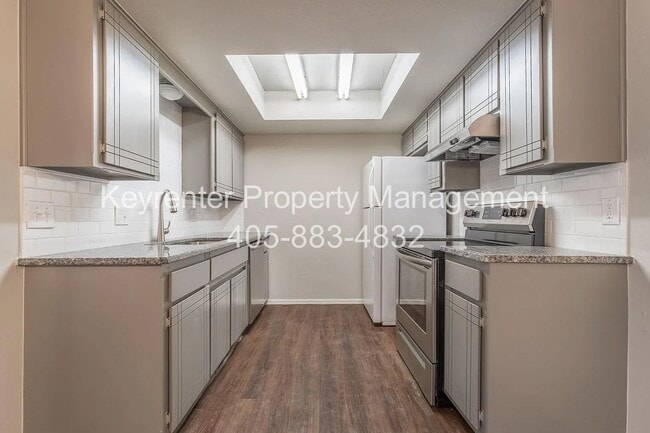 Building Photo - Beautiful 2BD/2.5 BTH Home Right off of NW Expressway and Shopping Areas