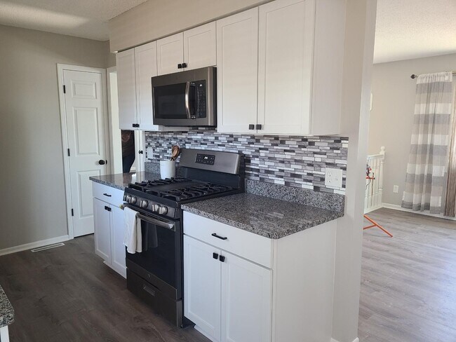 Granite counter tops - 5596 Amblewood Dr NE
