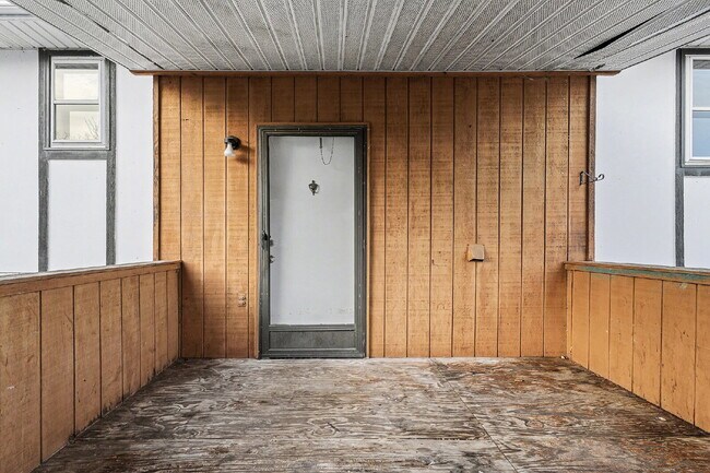 Building Photo - 2 Bedroom Newly Updated Apartment Rental - $950.Month