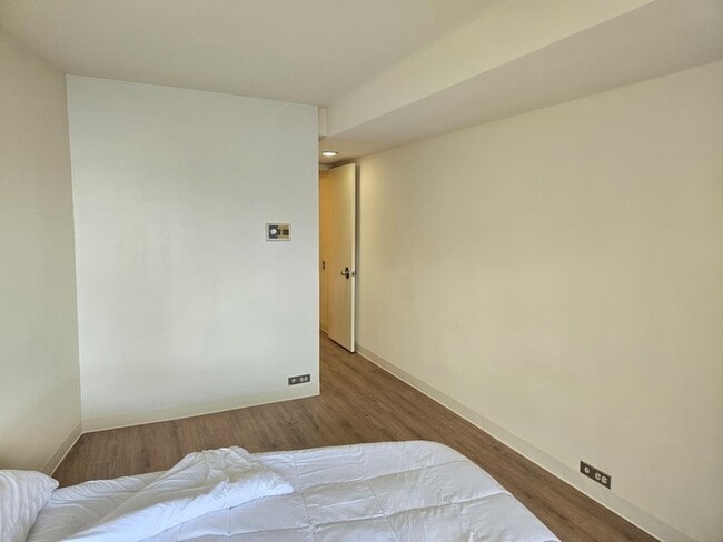 Building Photo - 300 N State St