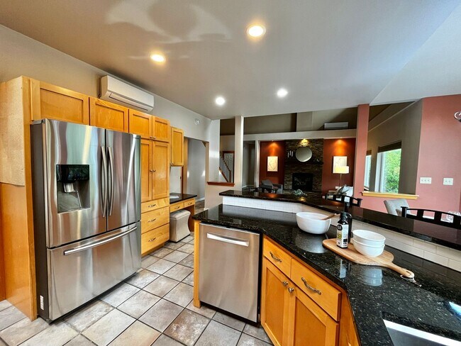 Building Photo - Seabeck Heights Home with Pickle Ball Court!