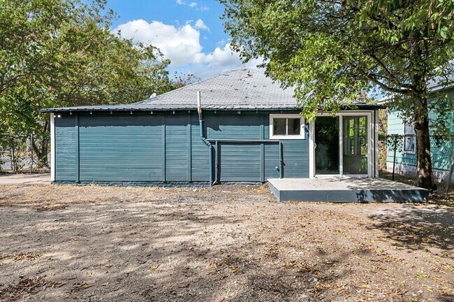 Building Photo - Spacious 4BD 2BA Home in Waco