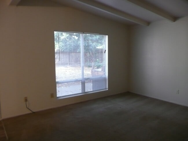 Building Photo - 1205 Duke Dr