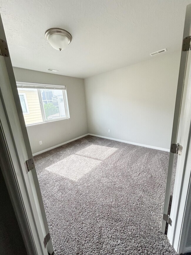 Building Photo - 707 E 380 S