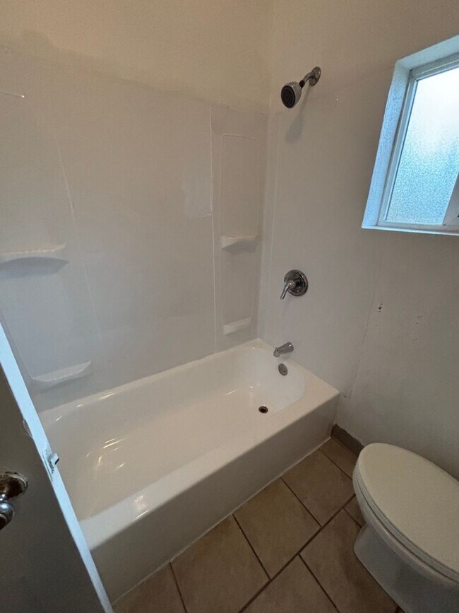 Building Photo - Half off first month's rent! Cute 2-bdrm/1-bath St. Johns duplex. Garage, new paint/carpet/fridge