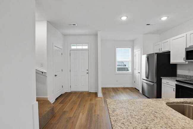 Building Photo - Large 3 story townhome near beach with com...