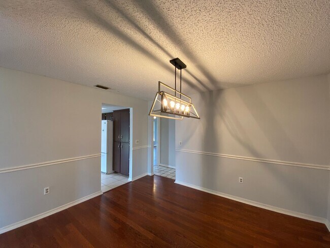 Building Photo - Cedar Hills - Desirable SE neighborhood 3/2/2