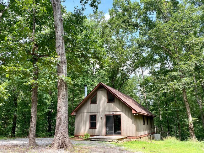 Building Photo - 2 Bed/1 Bath Cottage in Private Area