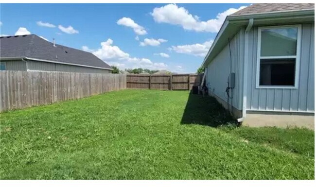 Building Photo - Lovely 3 Bedroom Home Ready NOW! Pets Welc...