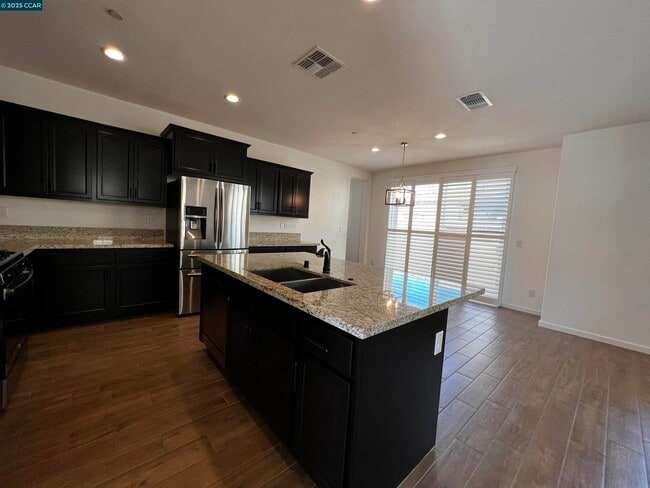 Building Photo - 742 Iris Dr