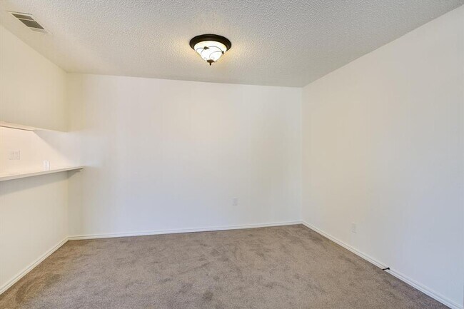 Building Photo - 1202 Thorpe Ln