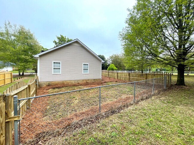 Building Photo - Newly Renovated 3br in East Athens, Available Mid June 2025
