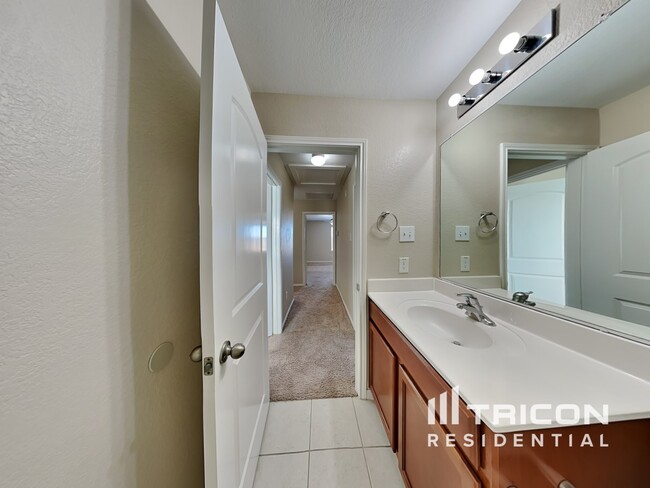 Building Photo - 900 American Monarch Dr