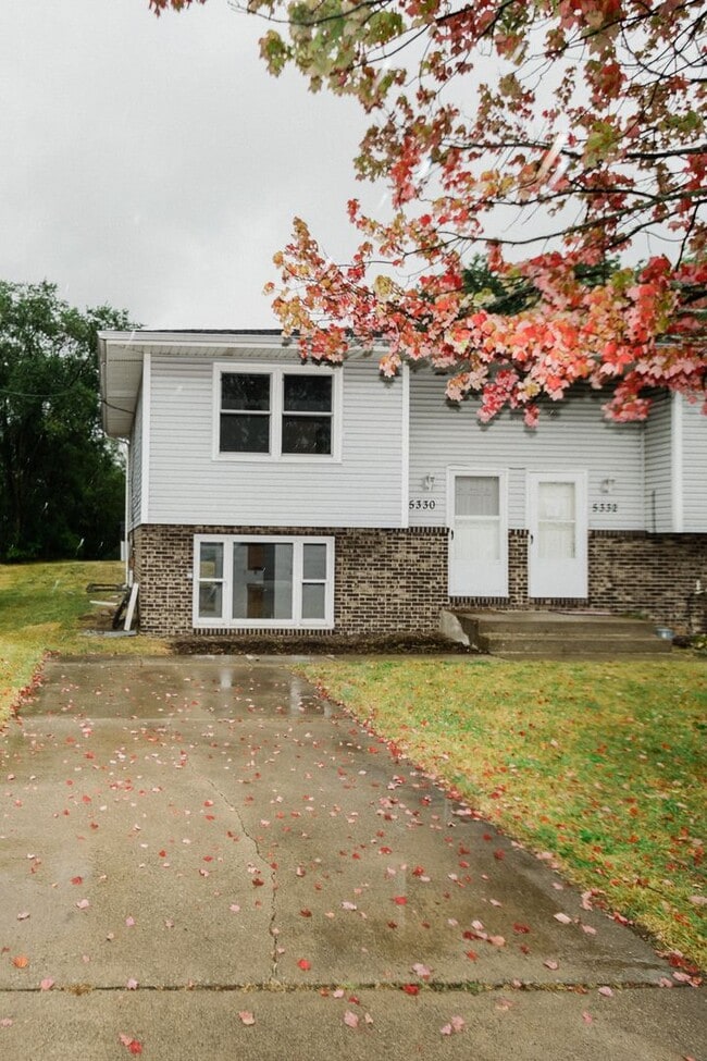 Primary Photo - 2 Bedroom / 1 Bathroom Duplex for Rent in ...