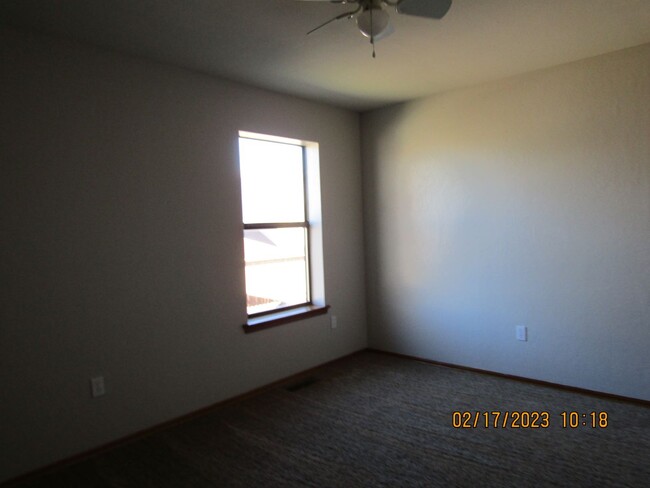 Building Photo - Crown Pointe Area!! PETS ARE NEGOTIABLE WI...