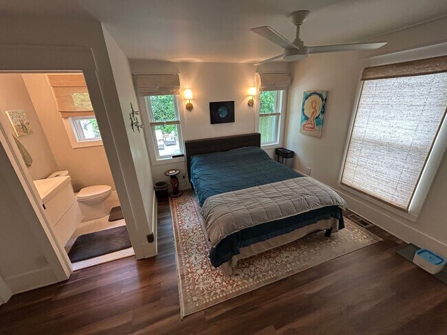 Building Photo - Gorgeous updated furnished cottage!