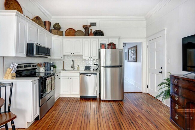 Building Photo - 306 E Victory Dr