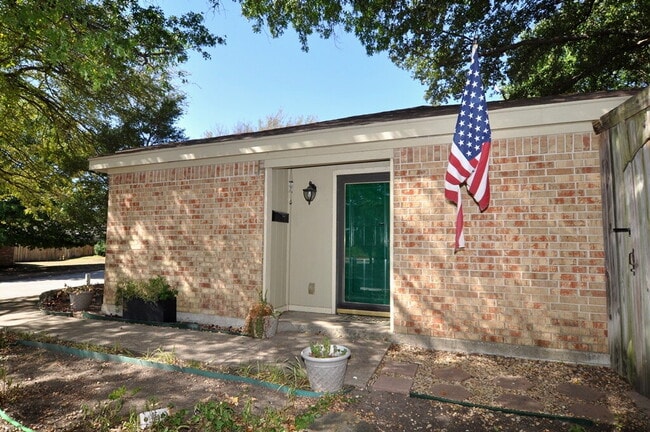Building Photo - "Adorable 2-1 Duplex with Character, Comfort, and Charm!"
