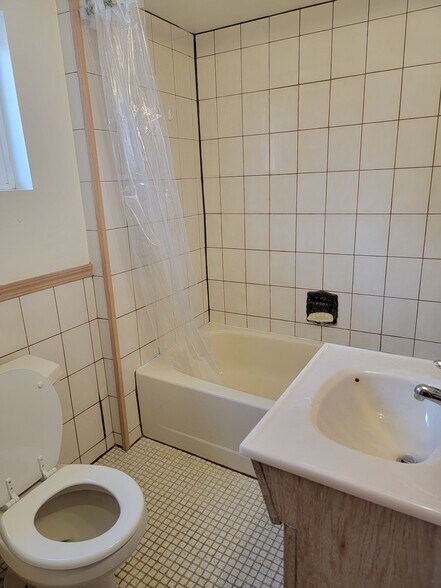 Bathroom - 5517 Claybourne St