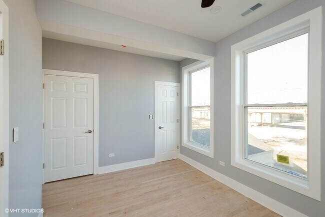 Building Photo - 2724 W Maypole Ave