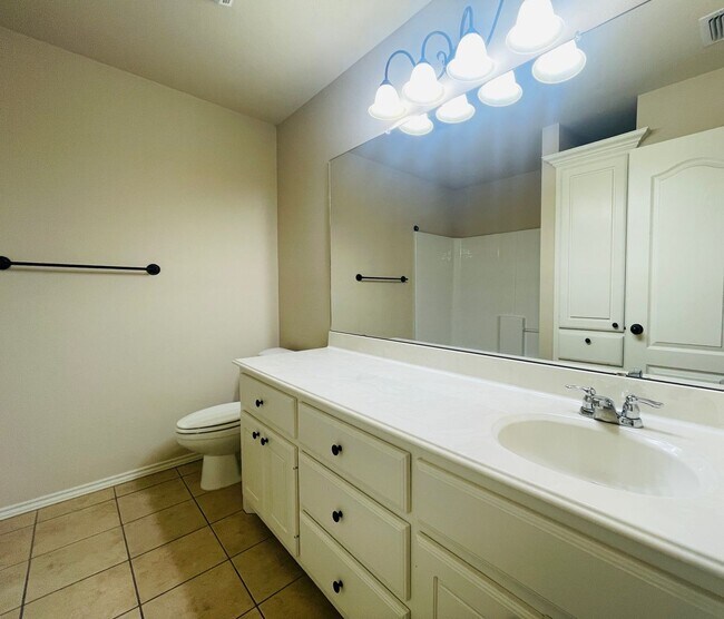 Building Photo - 3/2/2 - South of Loop 289, off of 89th & A...