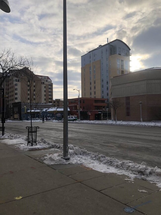 Building Photo - 614 University Ave