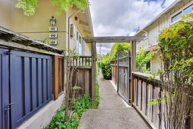 Building Photo - 492 Tyndall St