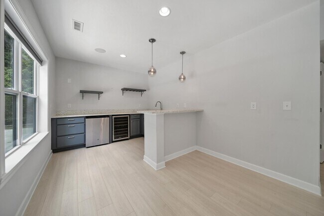 Building Photo - Gorgeous 4 Bed 3.5 Bath Home with Basement...
