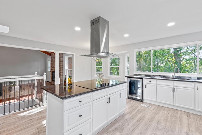 Building Photo - 555 Benson Dr