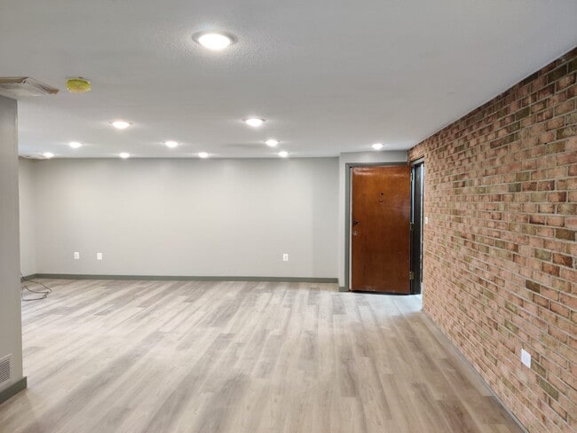 Building Photo - Wedgewood Apartments