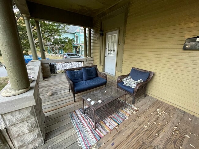 Building Photo - 1006 State St