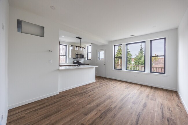 Building Photo - 4410 N Greenview Ave