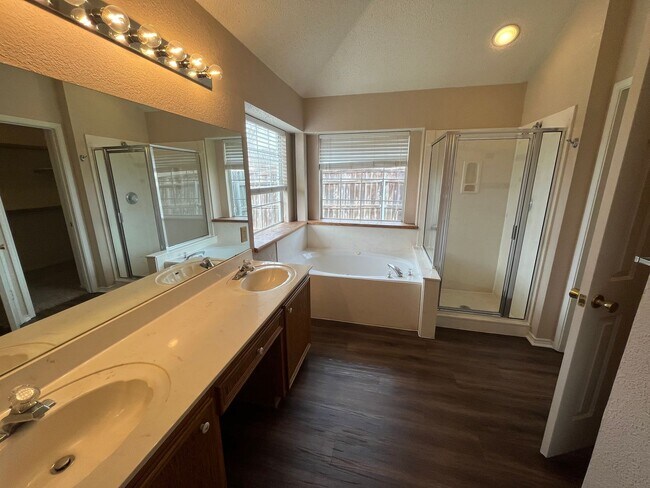 Building Photo - Large 4 Bedroom Home in Skipcha Mountain!