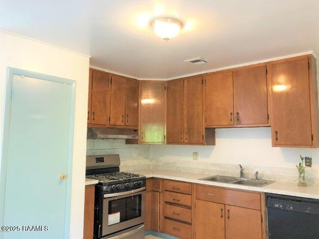 Building Photo - 121 Sorority Dr
