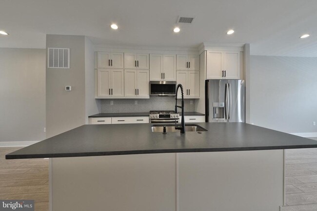 Building Photo - 328 Walnut St